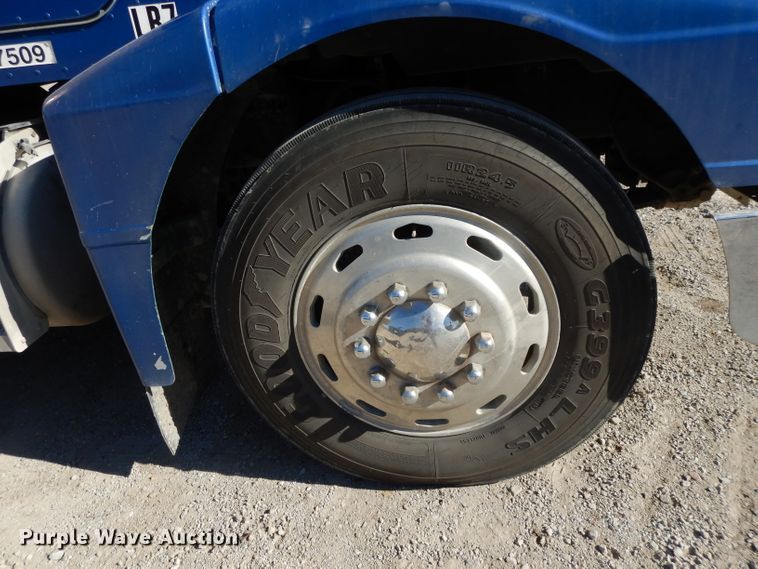 image for item DE2520 1996 Peterbilt 377  semi truck