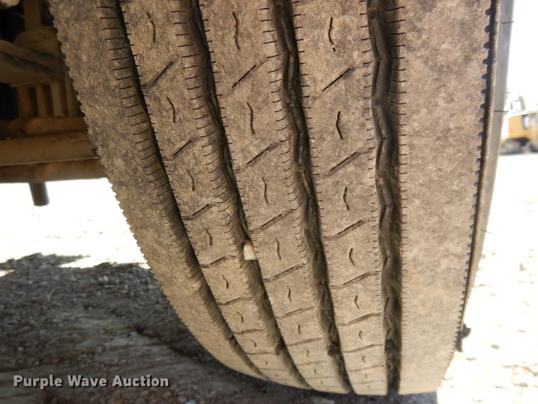 image for item DE2520 1996 Peterbilt 377  semi truck