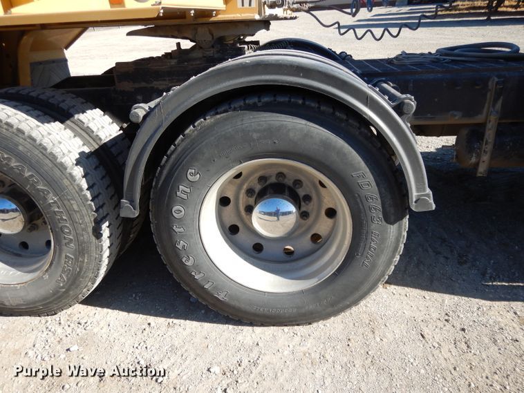 image for item DE2520 1996 Peterbilt 377  semi truck