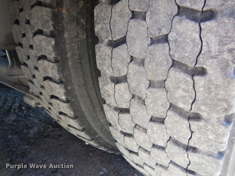 image for item DE2520 1996 Peterbilt 377  semi truck