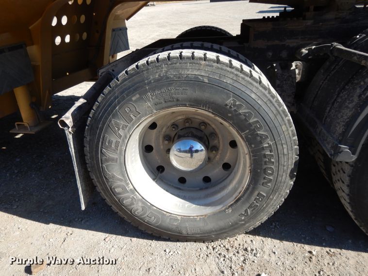 image for item DE2520 1996 Peterbilt 377  semi truck