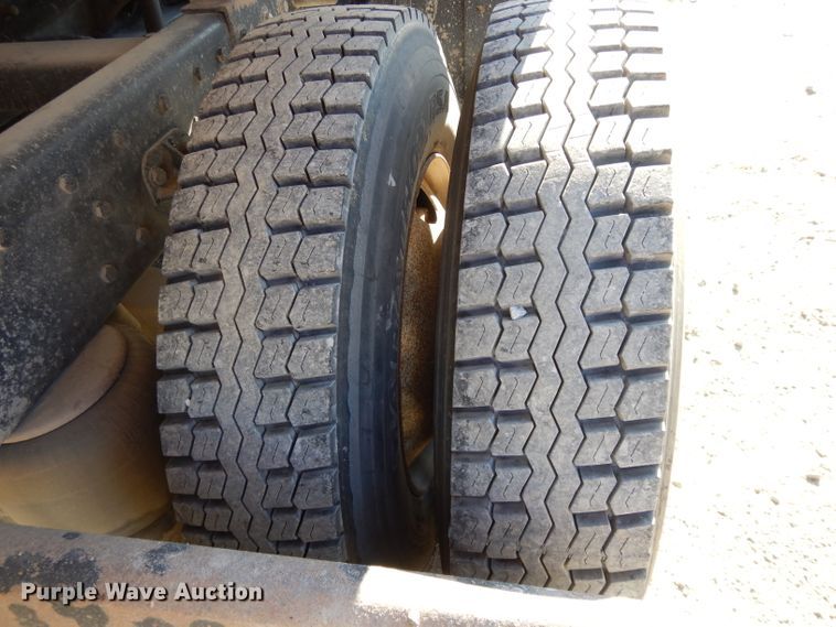 image for item DE2520 1996 Peterbilt 377  semi truck