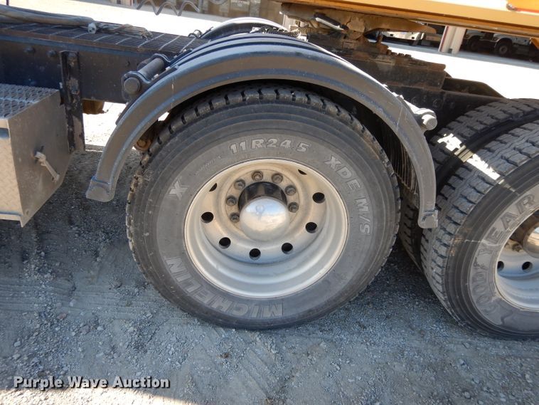 image for item DE2520 1996 Peterbilt 377  semi truck