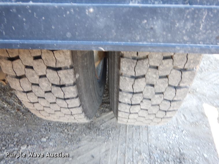 image for item DE2520 1996 Peterbilt 377  semi truck