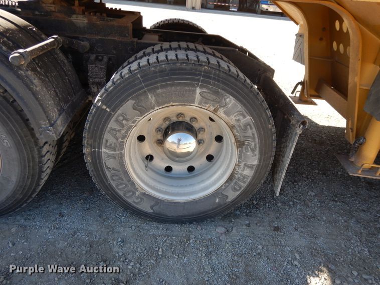 image for item DE2520 1996 Peterbilt 377  semi truck