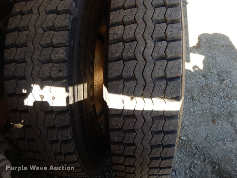 image for item DE2520 1996 Peterbilt 377  semi truck