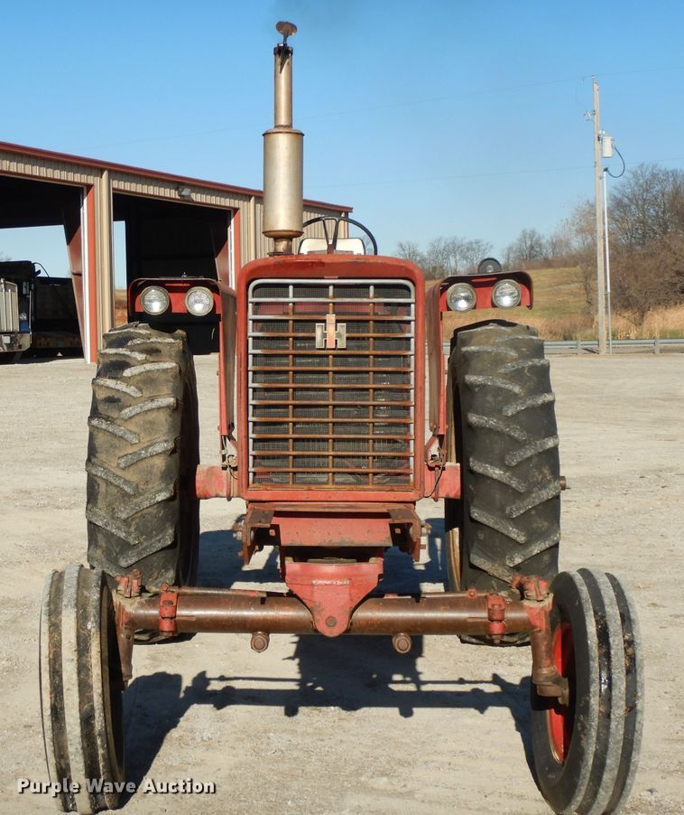 image for item DE2524 Farmall 656  tractor