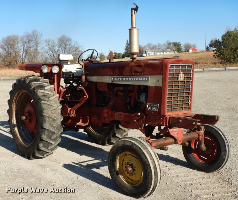 image for item DE2524 Farmall 656  tractor