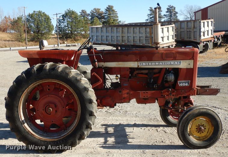 image for item DE2524 Farmall 656  tractor