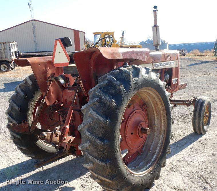 image for item DE2524 Farmall 656  tractor