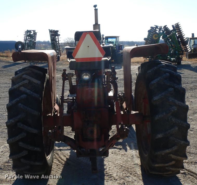 image for item DE2524 Farmall 656  tractor