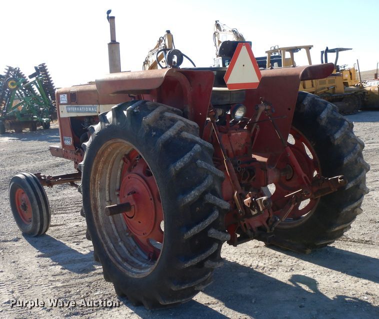 image for item DE2524 Farmall 656  tractor