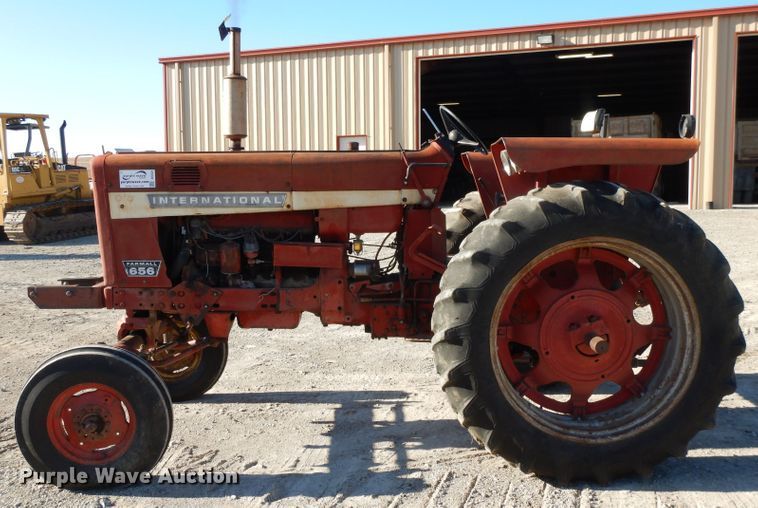 image for item DE2524 Farmall 656  tractor