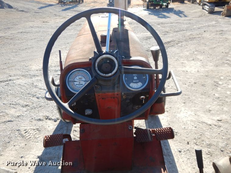 image for item DE2524 Farmall 656  tractor
