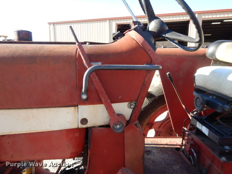 image for item DE2524 Farmall 656  tractor