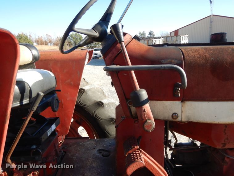 image for item DE2524 Farmall 656  tractor