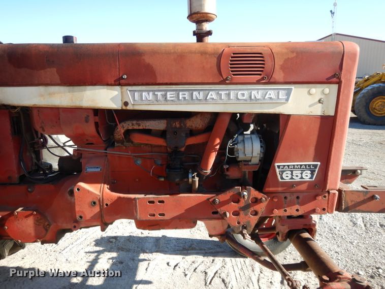 image for item DE2524 Farmall 656  tractor