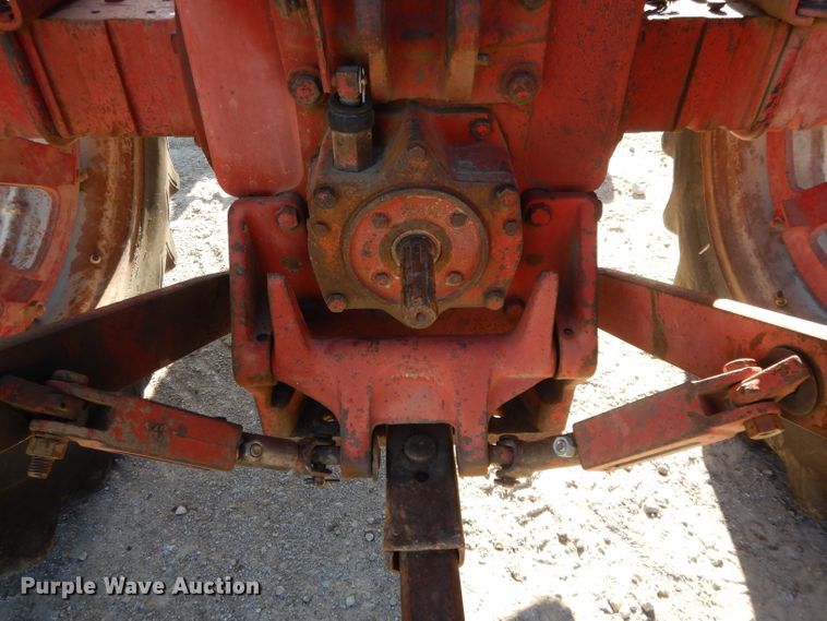 image for item DE2524 Farmall 656  tractor