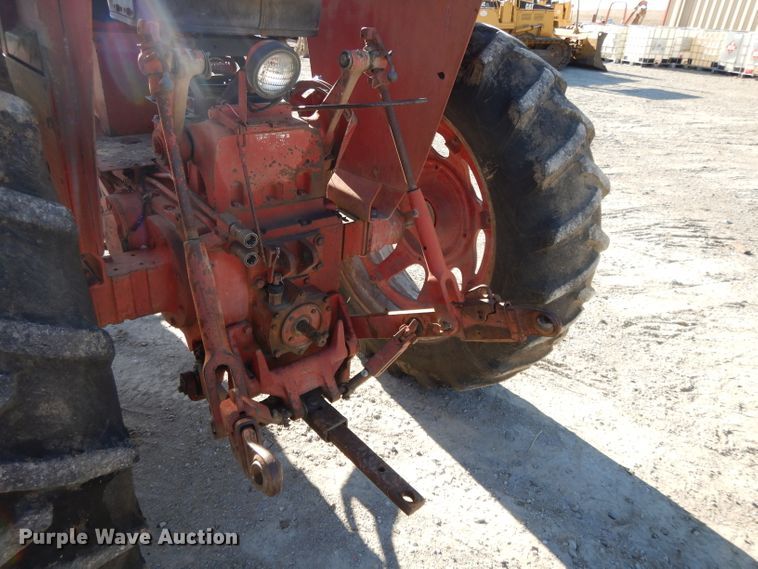 image for item DE2524 Farmall 656  tractor