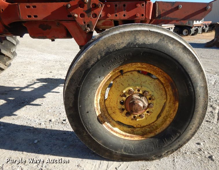 image for item DE2524 Farmall 656  tractor