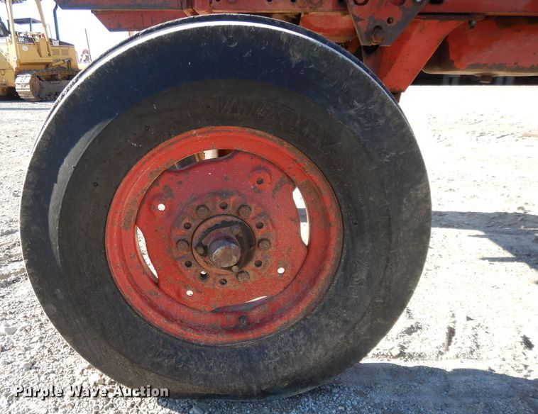 image for item DE2524 Farmall 656  tractor