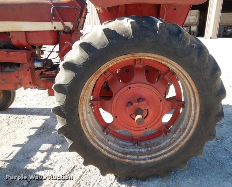 image for item DE2524 Farmall 656  tractor