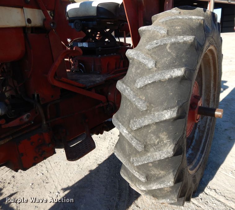 image for item DE2524 Farmall 656  tractor