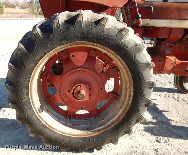 image for item DE2524 Farmall 656  tractor