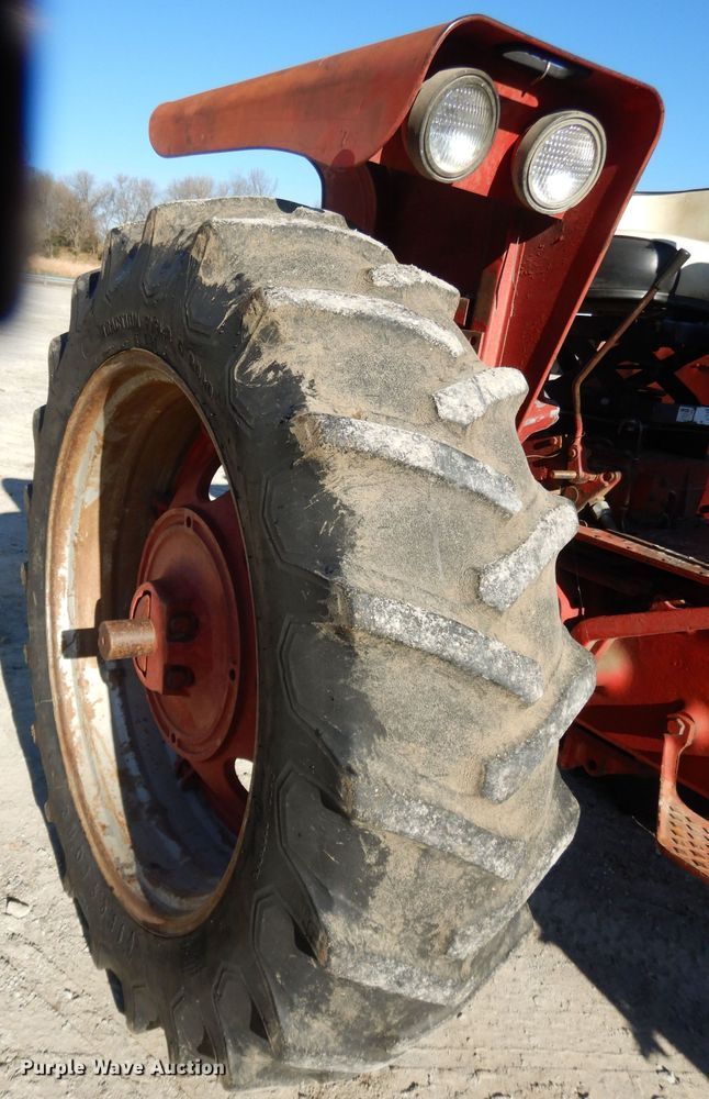 image for item DE2524 Farmall 656  tractor