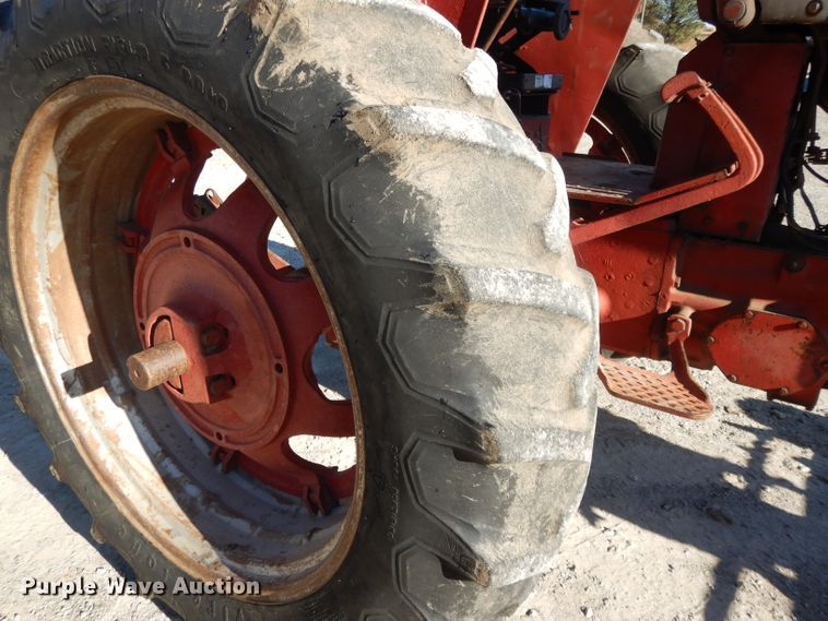 image for item DE2524 Farmall 656  tractor