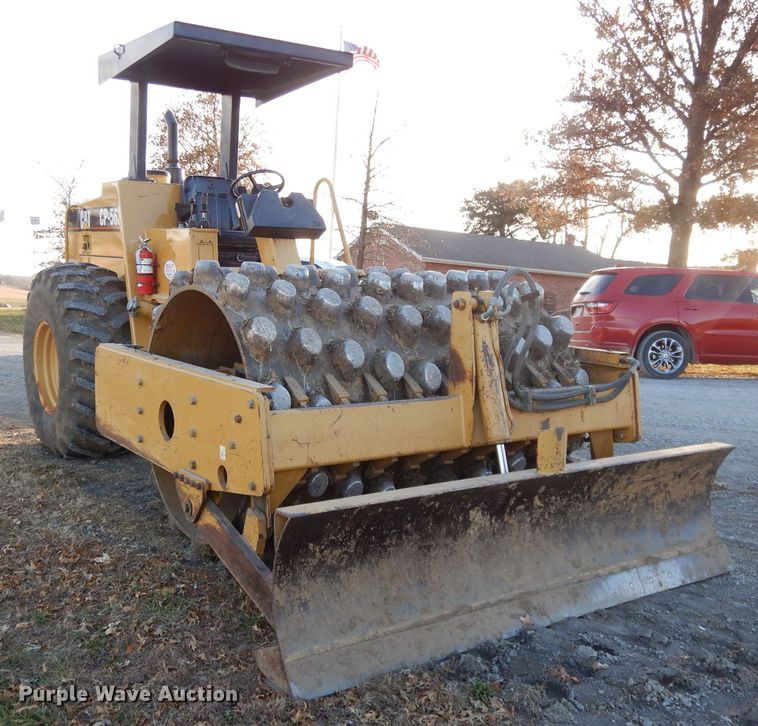 image for item DE2527 1996 Caterpillar CP-563C  vibratory single drum roller