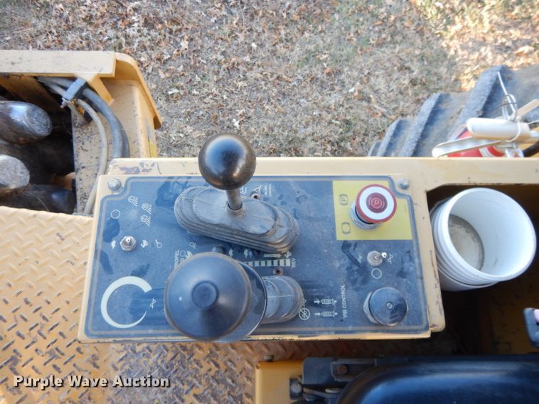 image for item DE2527 1996 Caterpillar CP-563C  vibratory single drum roller