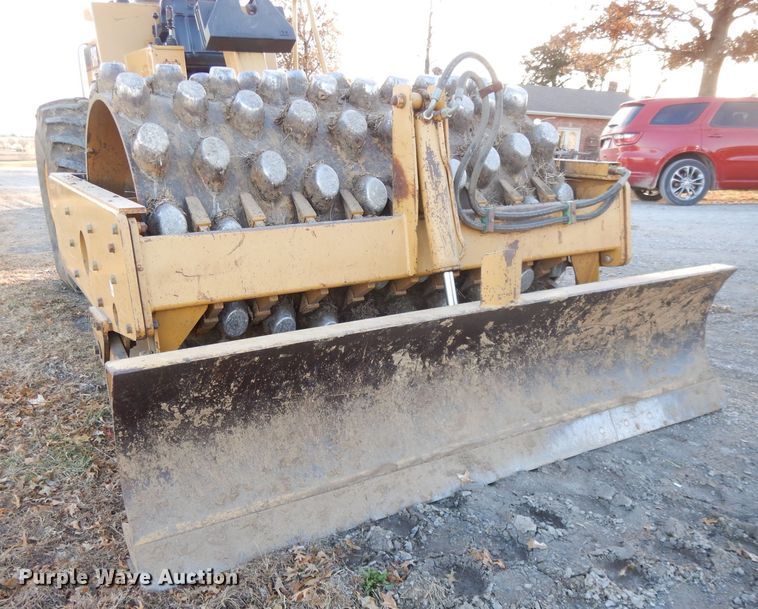 image for item DE2527 1996 Caterpillar CP-563C  vibratory single drum roller