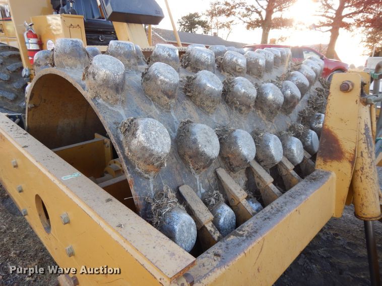 image for item DE2527 1996 Caterpillar CP-563C  vibratory single drum roller