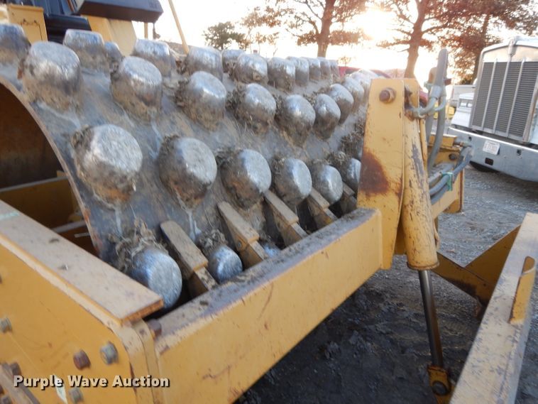 image for item DE2527 1996 Caterpillar CP-563C  vibratory single drum roller