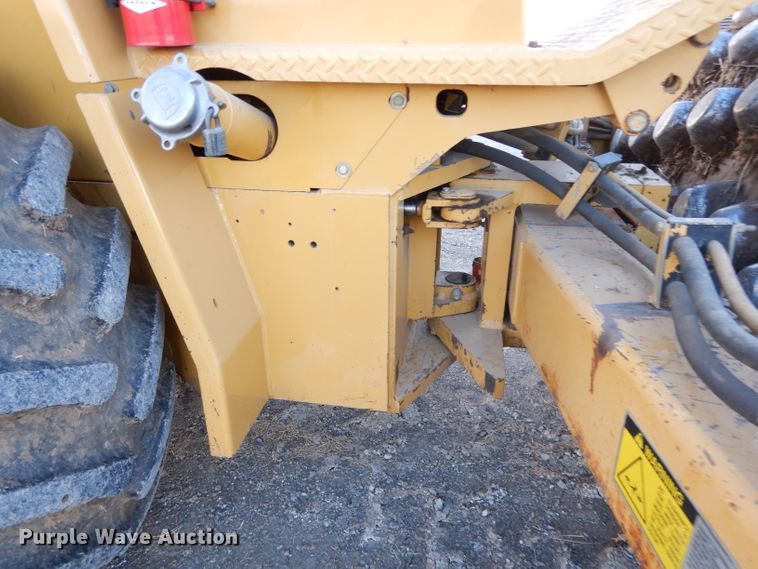 image for item DE2527 1996 Caterpillar CP-563C  vibratory single drum roller