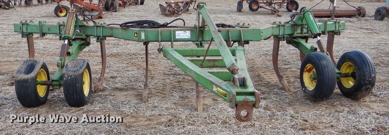 image for item DE2537 1990 John Deere 915 V-ripper