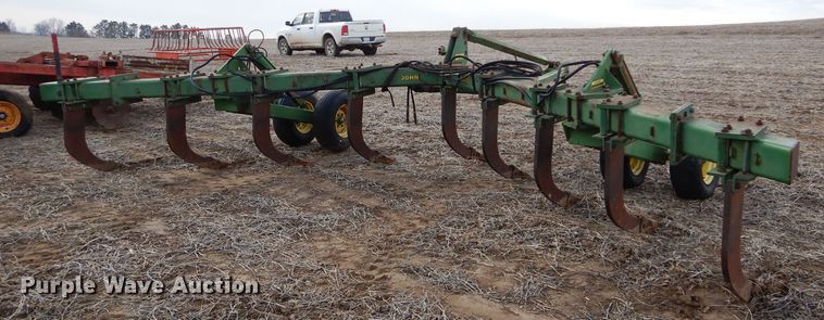 image for item DE2537 1990 John Deere 915 V-ripper