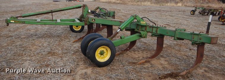 image for item DE2537 1990 John Deere 915 V-ripper