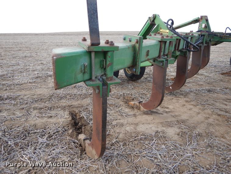 image for item DE2537 1990 John Deere 915 V-ripper