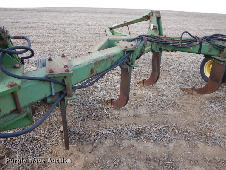 image for item DE2537 1990 John Deere 915 V-ripper