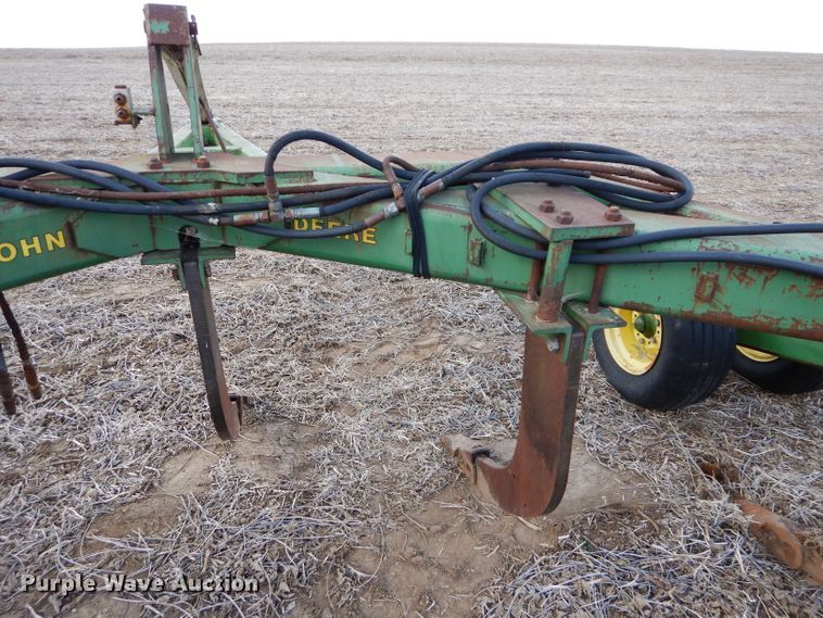 image for item DE2537 1990 John Deere 915 V-ripper