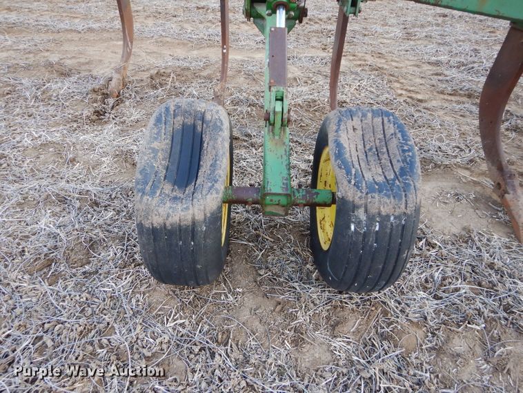 image for item DE2537 1990 John Deere 915 V-ripper