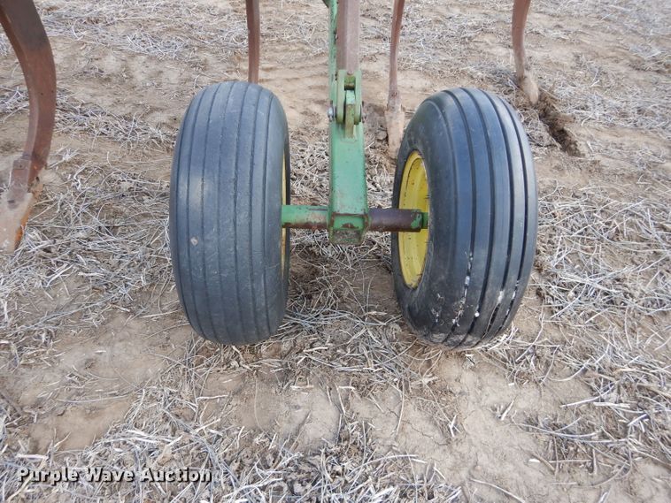 image for item DE2537 1990 John Deere 915 V-ripper