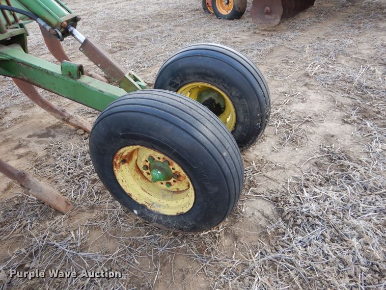 image for item DE2537 1990 John Deere 915 V-ripper