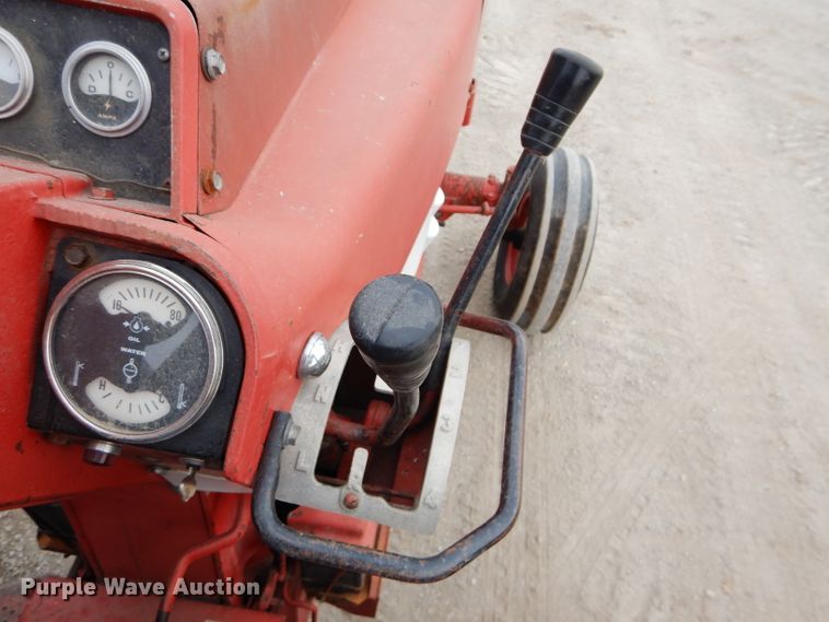image for item DE2543 1974 International 966  tractor
