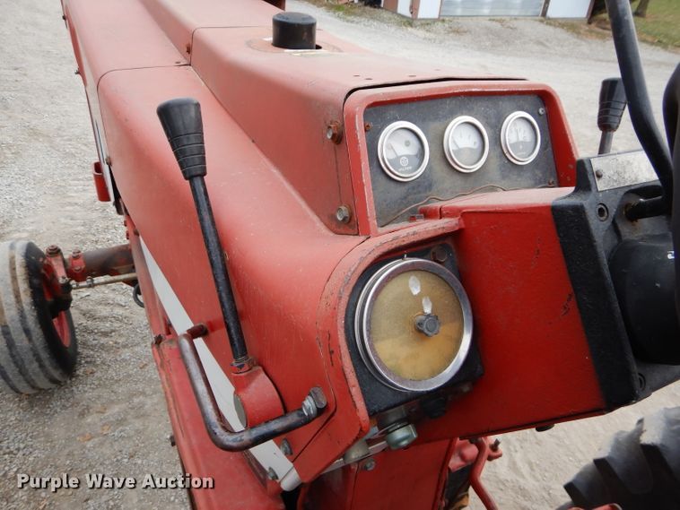 image for item DE2543 1974 International 966  tractor