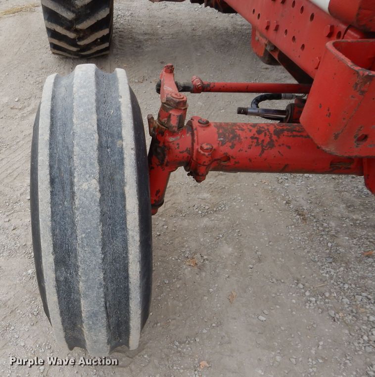 image for item DE2543 1974 International 966  tractor