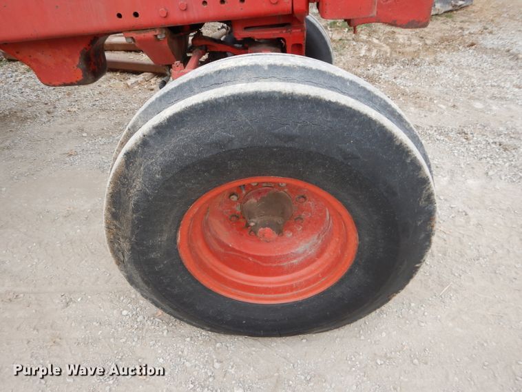 image for item DE2543 1974 International 966  tractor