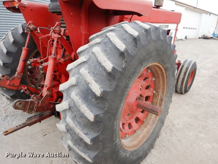 image for item DE2543 1974 International 966  tractor